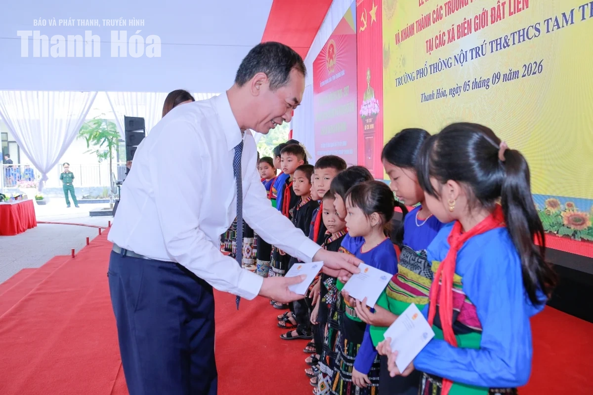 Phó Bí thư Tỉnh ủy Trịnh Tuấn Sinh dự lễ khai giảng tại Trường nội trú liên cấp Tiểu học và THCS Tam Thanh