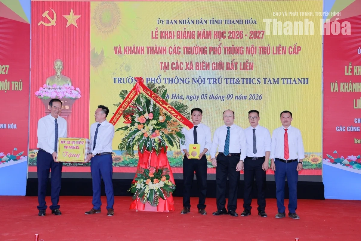 Phó Bí thư Tỉnh ủy Trịnh Tuấn Sinh dự lễ khai giảng tại Trường nội trú liên cấp Tiểu học và THCS Tam Thanh