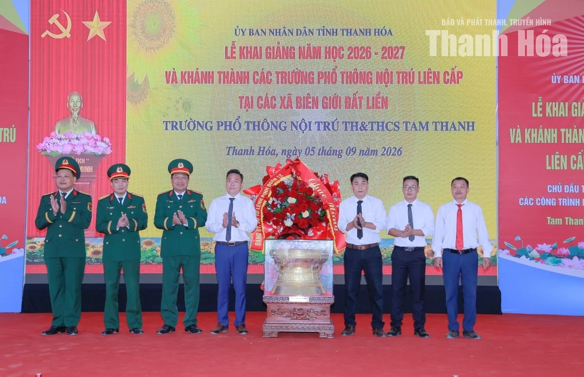 Phó Bí thư Tỉnh ủy Trịnh Tuấn Sinh dự lễ khai giảng tại Trường nội trú liên cấp Tiểu học và THCS Tam Thanh