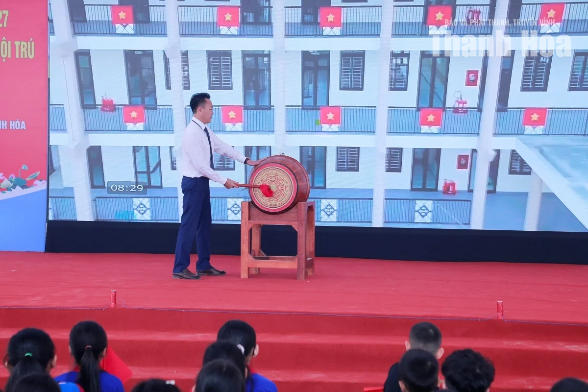 Phó Bí thư Tỉnh ủy Trịnh Tuấn Sinh dự lễ khai giảng tại Trường nội trú liên cấp Tiểu học và THCS Tam Thanh