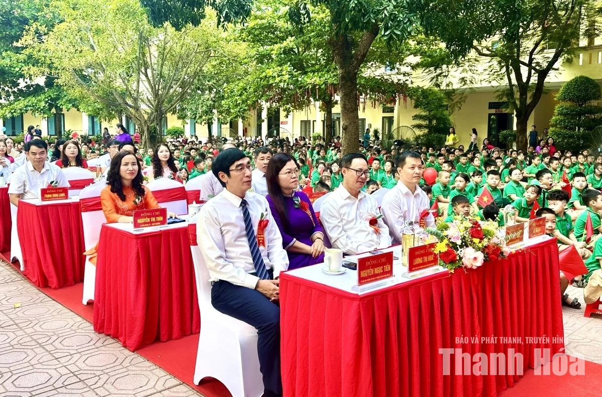 Trưởng Ban Nội chính Tỉnh ủy Nguyễn Ngọc Tiến dự khai giảng tại Trường Tiểu học Minh Khai