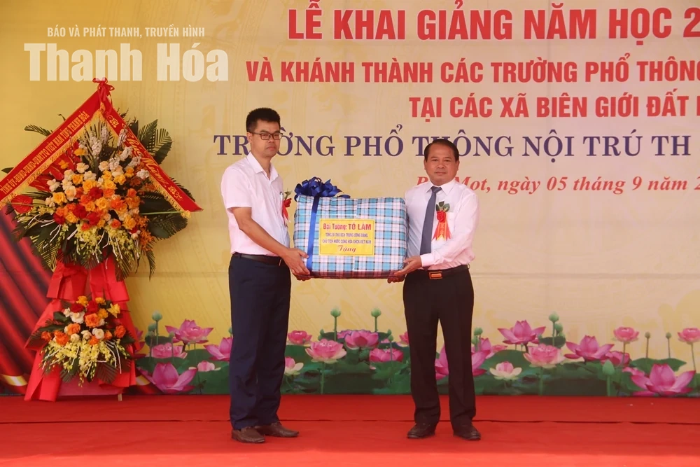 Trưởng Ban Tổ chức Tỉnh ủy Nguyễn Văn Hùng dự khai giảng&nbsp;và khánh thành Trường Phổ thông Nội trú TH&amp;THCS Bát Mọt