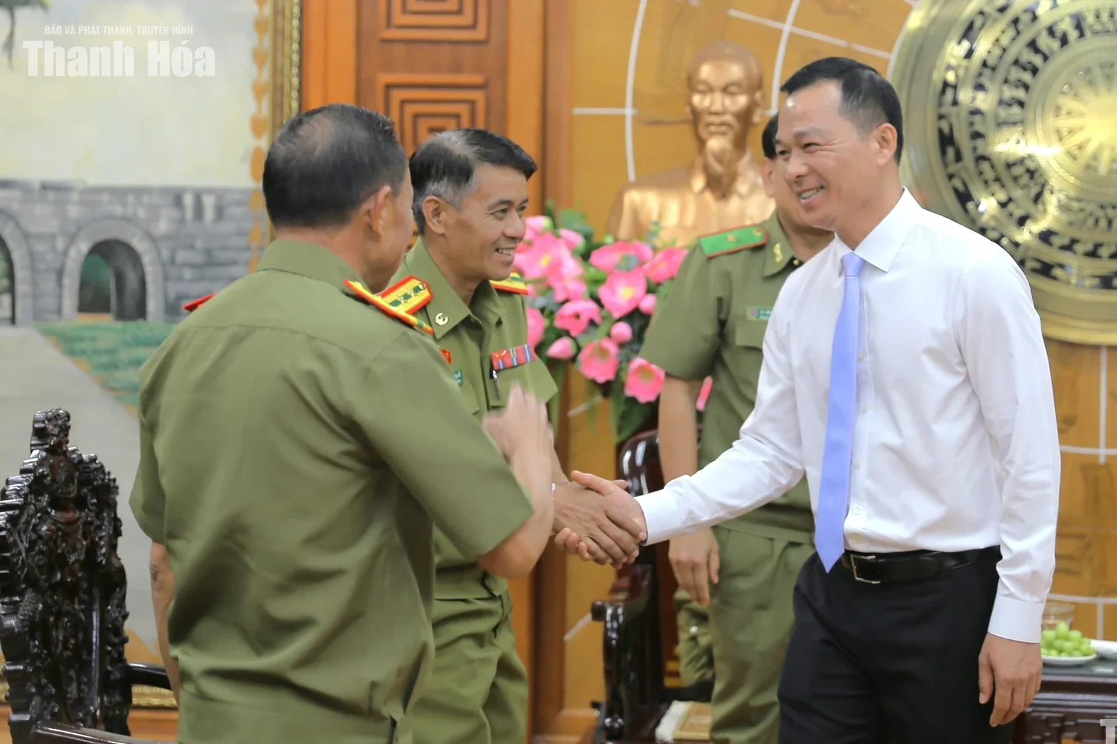 Chủ tịch UBND tỉnh Tô Anh Dũng tiếp xã giao Giám đốc Công an tỉnh Hủa Phăn