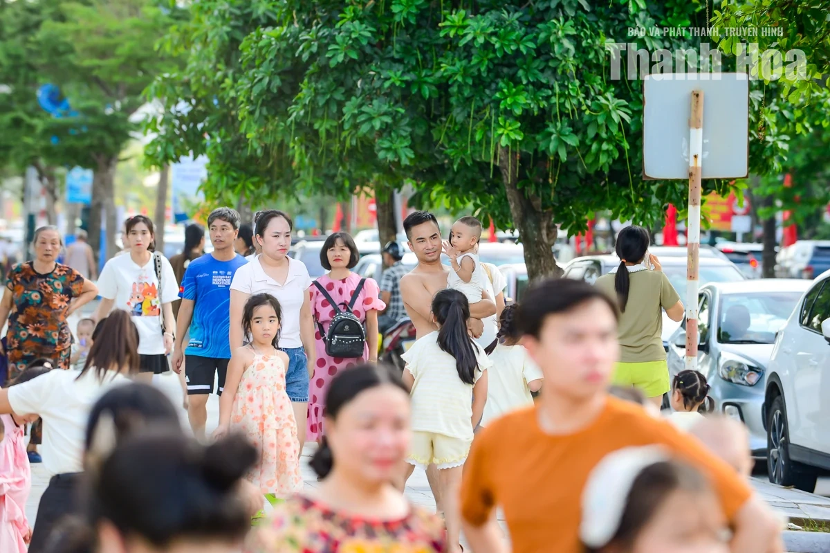 Du khách đổ về Sầm Sơn nghỉ dưỡng trong dịp nghỉ lễ 2/9
