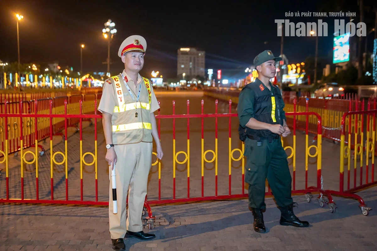 Hàng ngàn người đổ về Quảng trường Lam Sơn theo dõi chương trình nghệ thuật Thanh Hóa hòa nhịp cùng non sông”