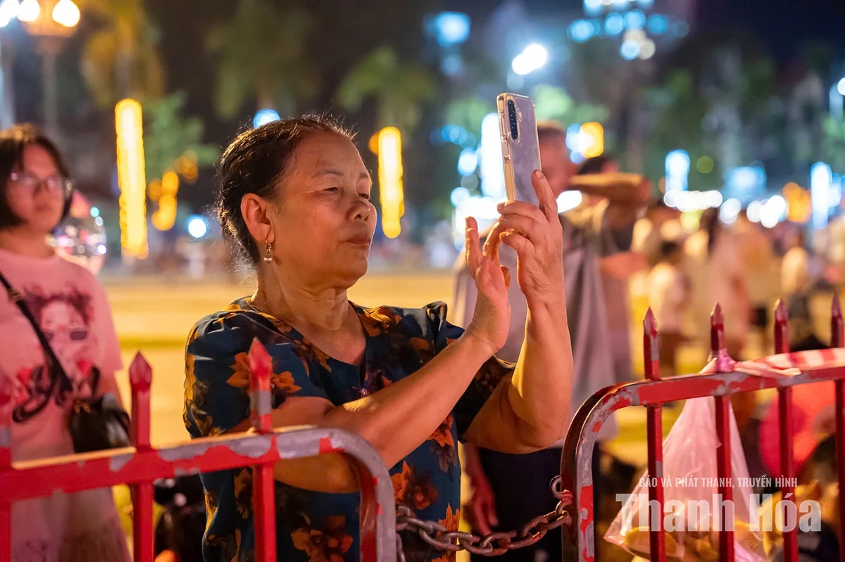 Hàng ngàn người đổ về Quảng trường Lam Sơn theo dõi chương trình nghệ thuật Thanh Hóa hòa nhịp cùng non sông”