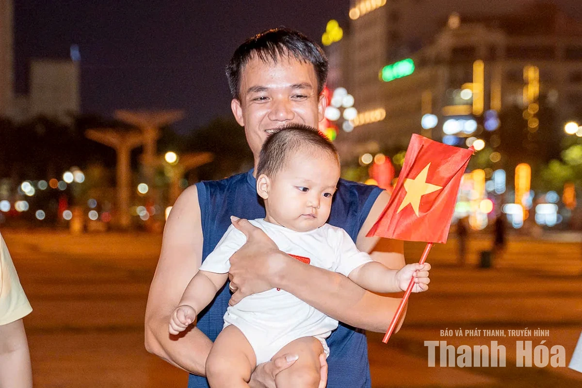 Hàng ngàn người đổ về Quảng trường Lam Sơn theo dõi chương trình nghệ thuật Thanh Hóa hòa nhịp cùng non sông”