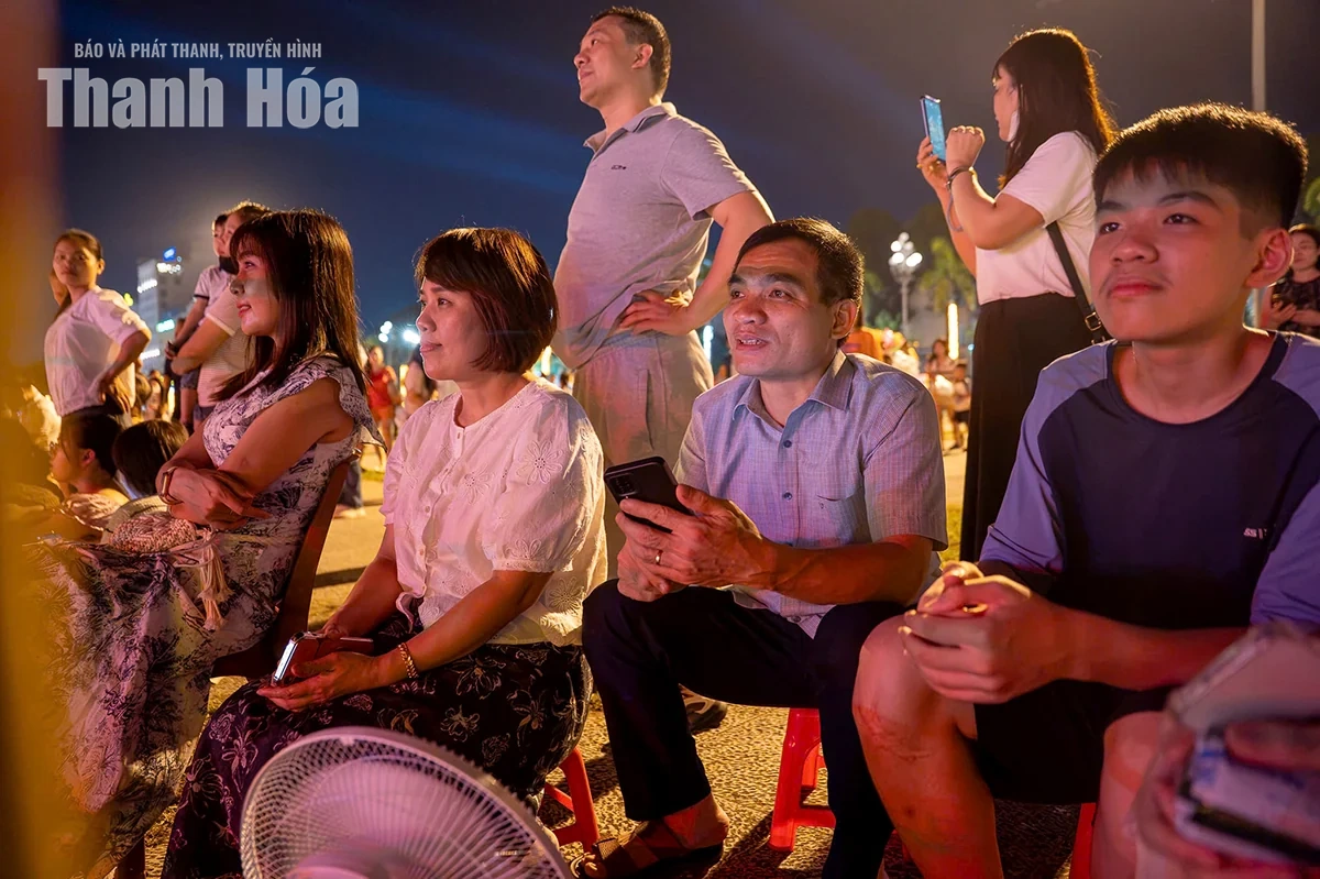 Hàng ngàn người đổ về Quảng trường Lam Sơn theo dõi chương trình nghệ thuật Thanh Hóa hòa nhịp cùng non sông”