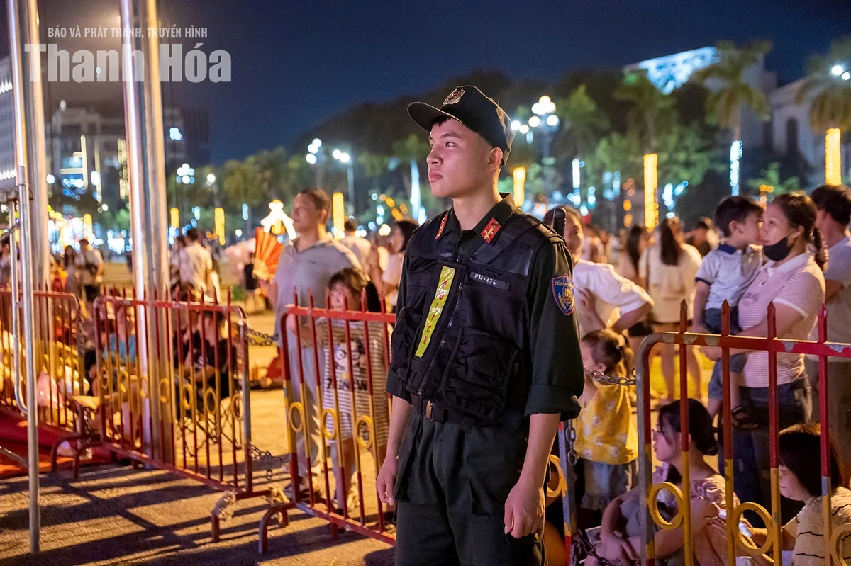 Hàng ngàn người đổ về Quảng trường Lam Sơn theo dõi chương trình nghệ thuật Thanh Hóa hòa nhịp cùng non sông”