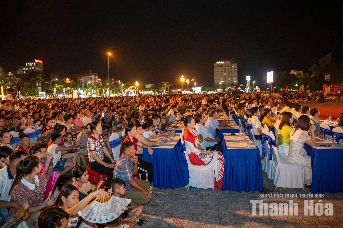 Hàng ngàn người đổ về Quảng trường Lam Sơn theo dõi chương trình nghệ thuật Thanh Hóa hòa nhịp cùng non sông”