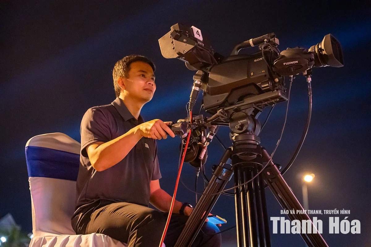 Hàng ngàn người đổ về Quảng trường Lam Sơn theo dõi chương trình nghệ thuật Thanh Hóa hòa nhịp cùng non sông”