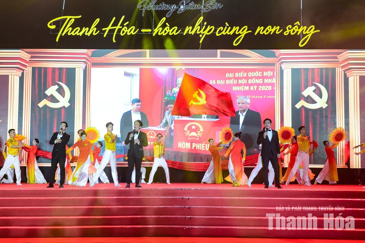 Dòng người đổ về Sầm Sơn, hòa mình trong đêm nghệ thuật và pháo hoa rực rỡ