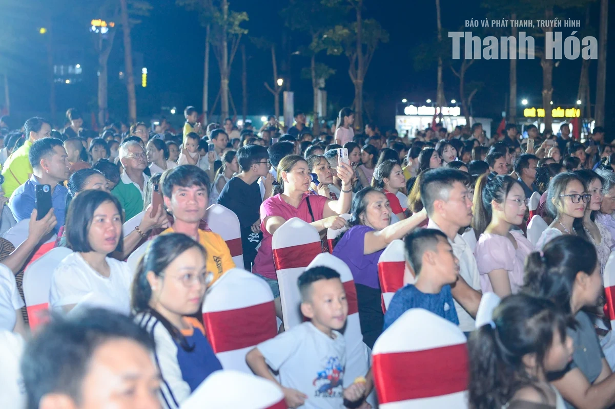 Dòng người đổ về Sầm Sơn, hòa mình trong đêm nghệ thuật và pháo hoa rực rỡ