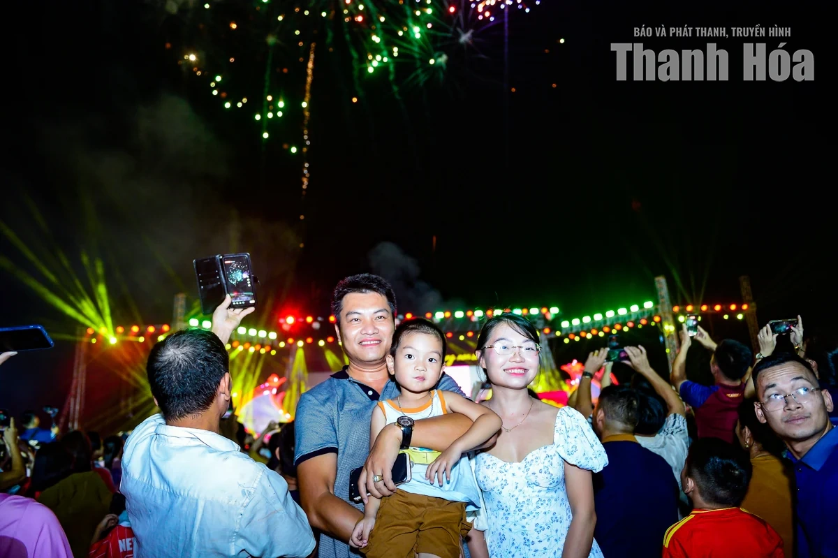 Dòng người đổ về Sầm Sơn, hòa mình trong đêm nghệ thuật và pháo hoa rực rỡ