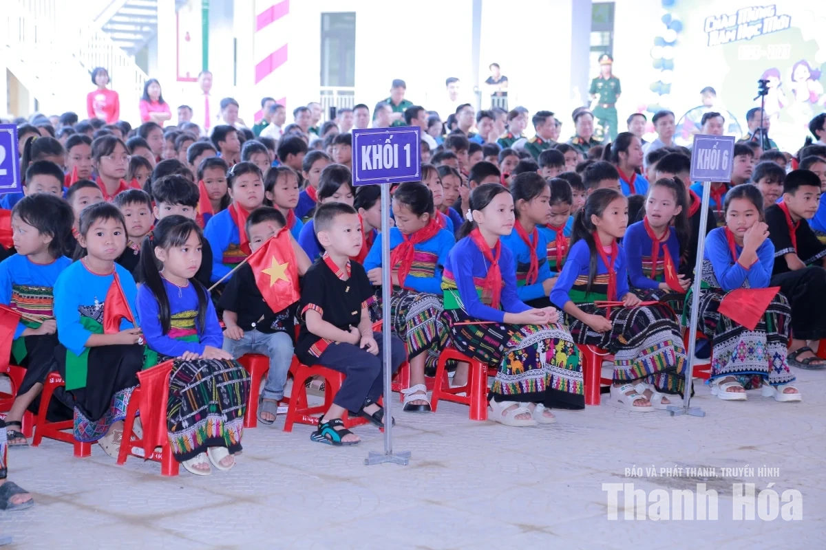 Phó Bí thư Tỉnh ủy Trịnh Tuấn Sinh dự lễ khai giảng tại Trường nội trú liên cấp Tiểu học và THCS Tam Thanh