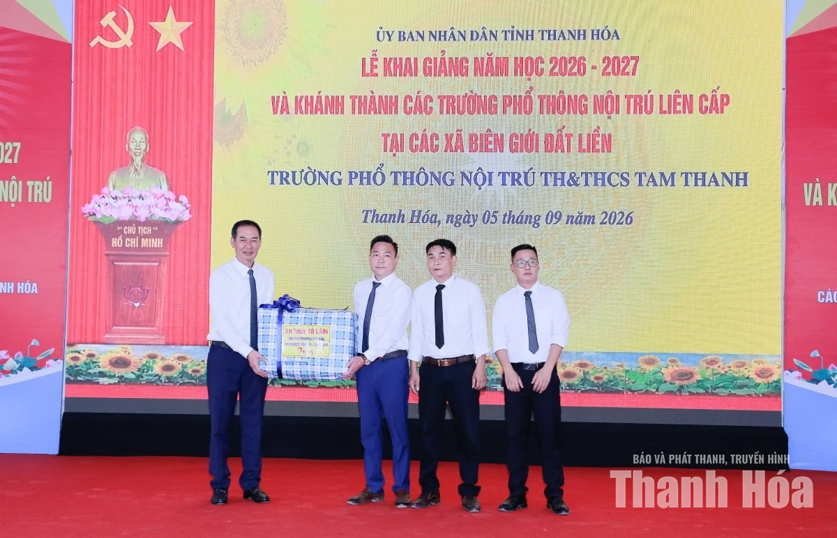 Phó Bí thư Tỉnh ủy Trịnh Tuấn Sinh dự lễ khai giảng tại Trường nội trú liên cấp Tiểu học và THCS Tam Thanh