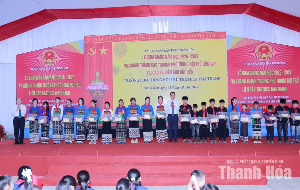 Phó Bí thư Tỉnh ủy Trịnh Tuấn Sinh dự lễ khai giảng tại Trường nội trú liên cấp Tiểu học và THCS Tam Thanh