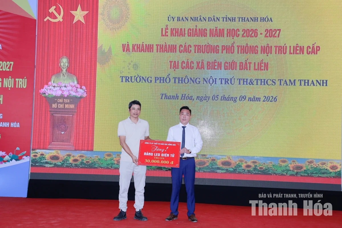 Phó Bí thư Tỉnh ủy Trịnh Tuấn Sinh dự lễ khai giảng tại Trường nội trú liên cấp Tiểu học và THCS Tam Thanh