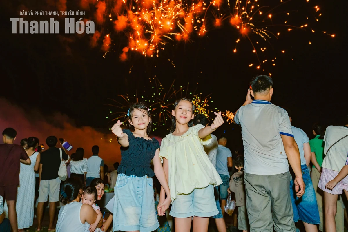 Mãn nhãn với màn pháo hoa rực sáng bầu trời Sầm Sơn