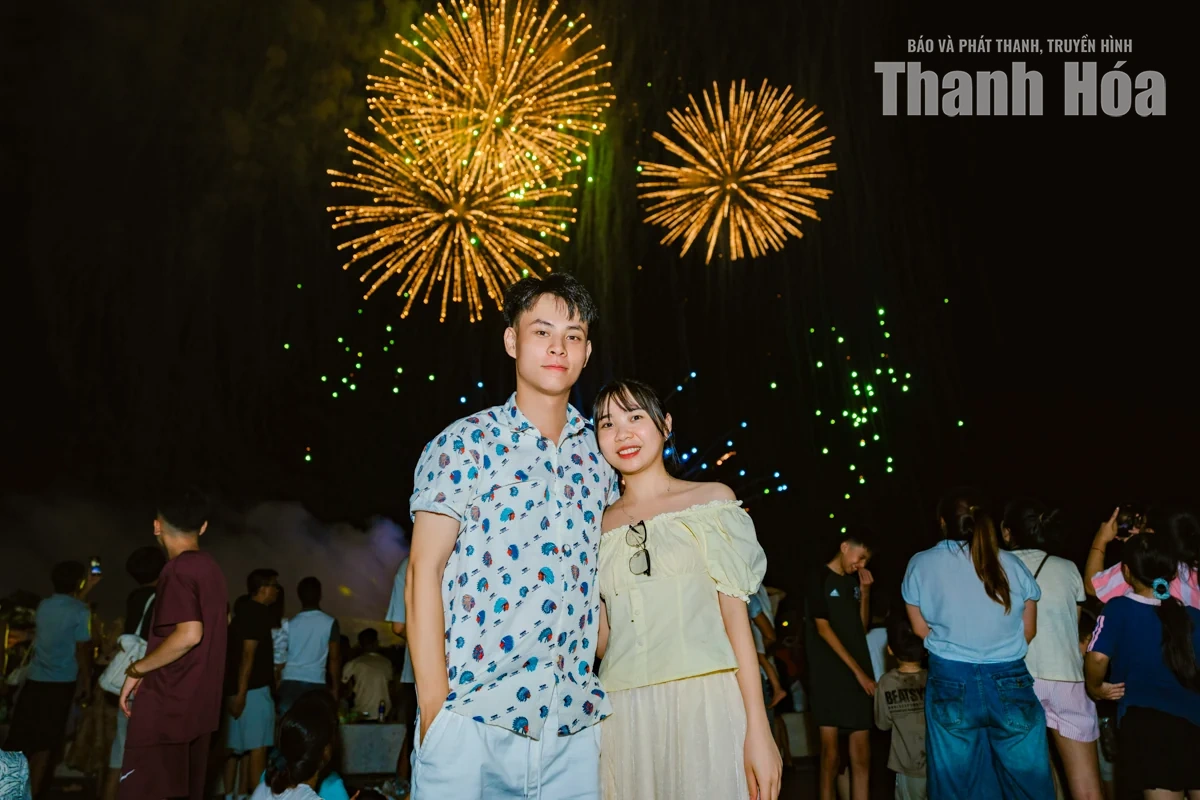 Mãn nhãn với màn pháo hoa rực sáng bầu trời Sầm Sơn