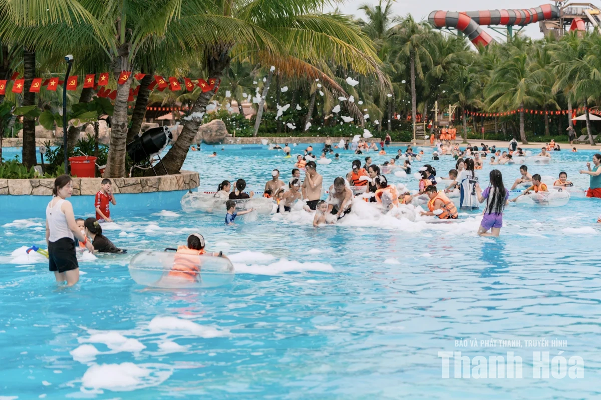 Công viên nước Sun World Sầm Sơn rộn ràng đón khách dịp Tết Độc lập