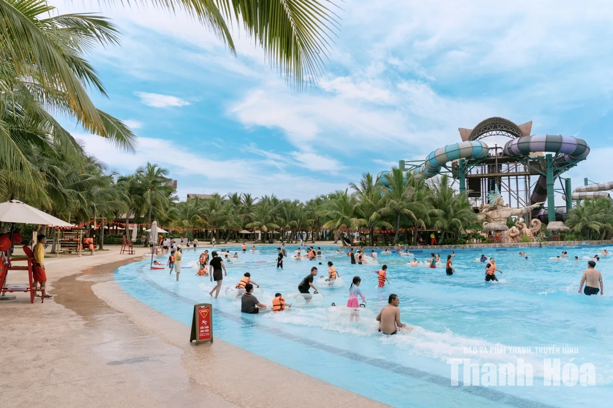 Công viên nước Sun World Sầm Sơn rộn ràng đón khách dịp Tết Độc lập