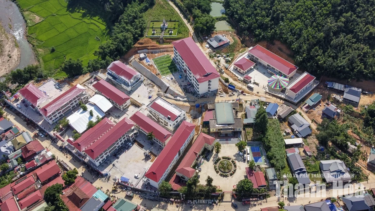 Chung tay làm đẹp ngôi trường mới nơi biên giới Yên Khương