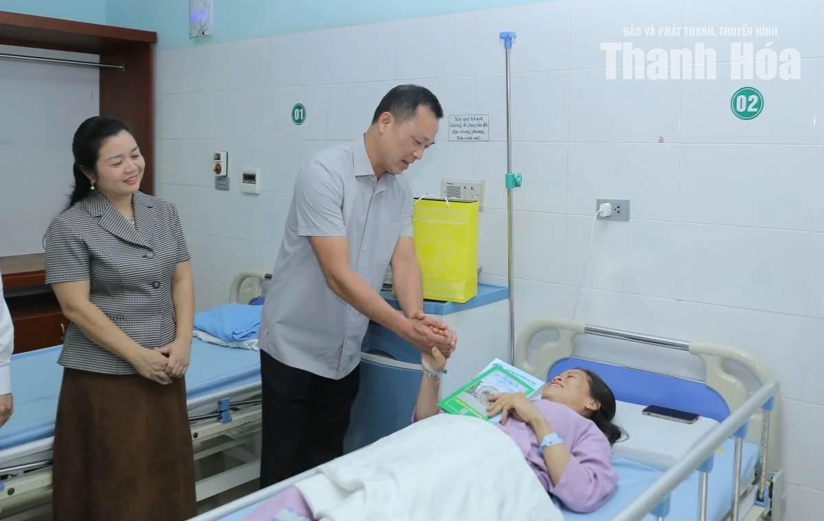 Chủ tịch UBND tỉnh Tô Anh Dũng thăm, động viên công nhân môi trường bị tai nạn khi làm nhiệm vụ