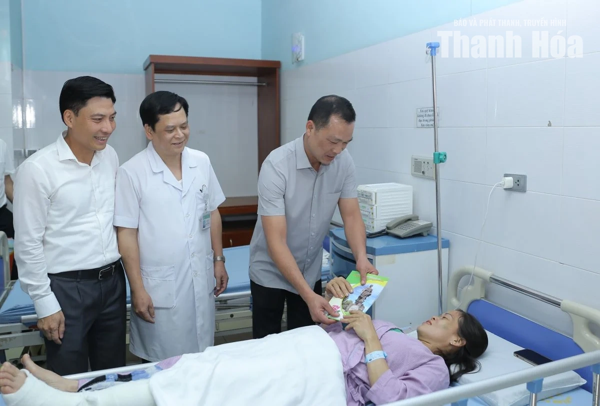 Chủ tịch UBND tỉnh Tô Anh Dũng thăm, động viên công nhân môi trường bị tai nạn khi làm nhiệm vụ