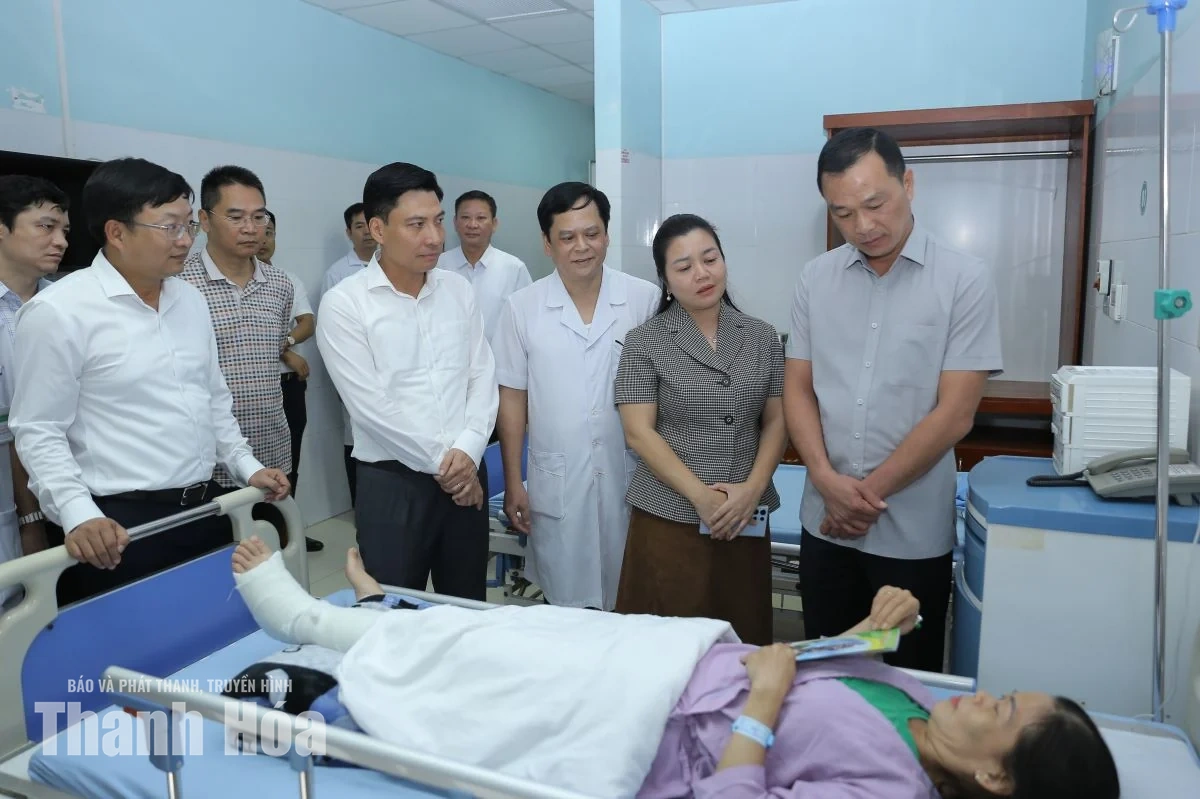 Chủ tịch UBND tỉnh Tô Anh Dũng thăm, động viên công nhân môi trường bị tai nạn khi làm nhiệm vụ