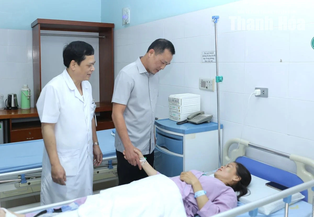 Chủ tịch UBND tỉnh Tô Anh Dũng thăm, động viên công nhân môi trường bị tai nạn khi làm nhiệm vụ