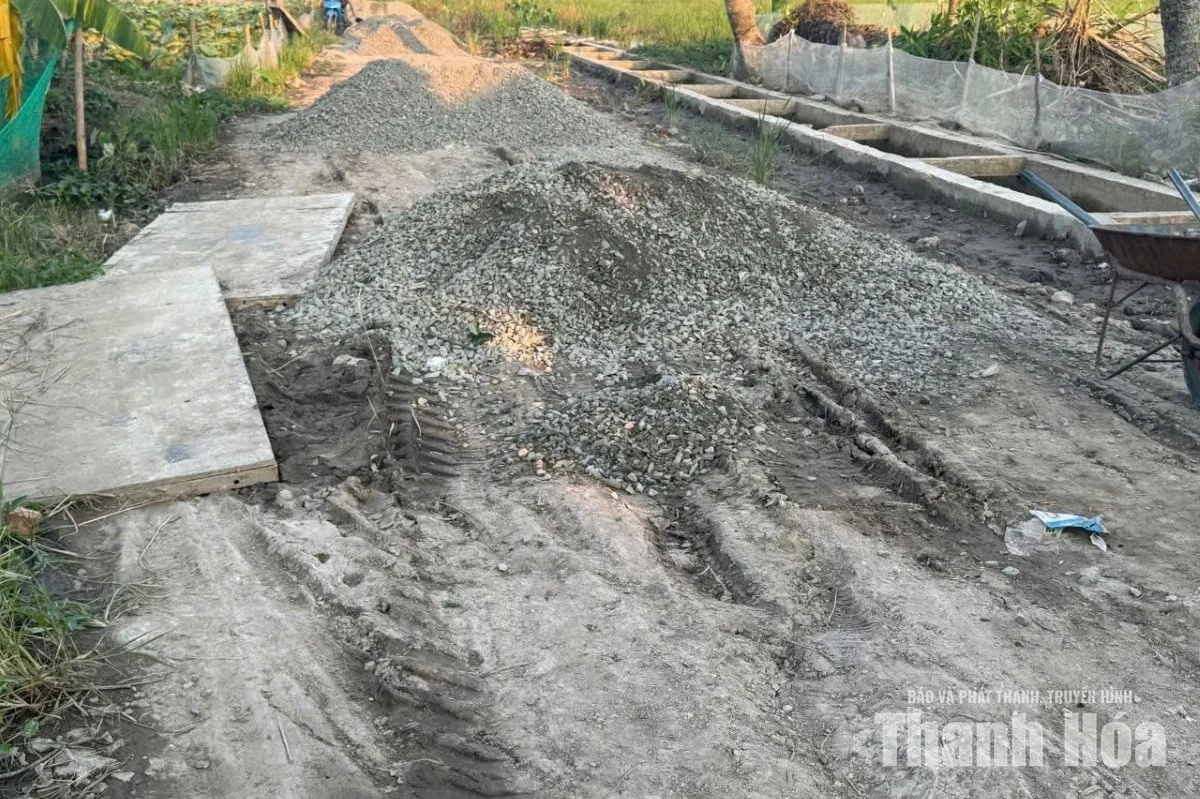 Khắc phục tạm thời tình trạng lầy lội trên tuyến đường thuộc khu dân cư Minh Sơn