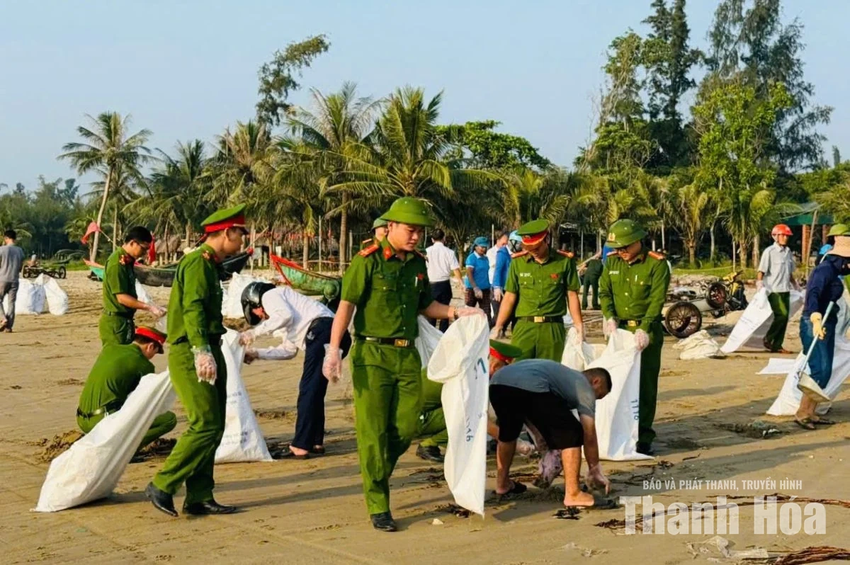 Gần 600 người ra quân làm sạch khu vực ven biển phường Ngọc Sơn