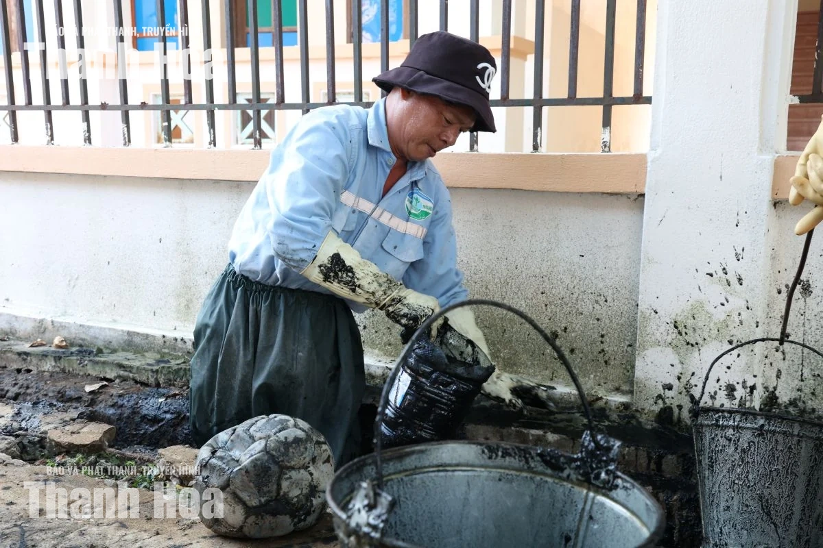 Nạo vét gần 100m cống tại ngõ 65, đường Dốc Ga