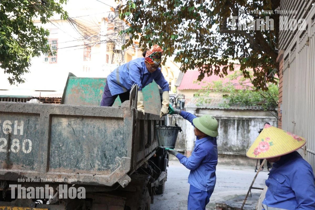 Nạo vét gần 100m cống tại ngõ 65, đường Dốc Ga
