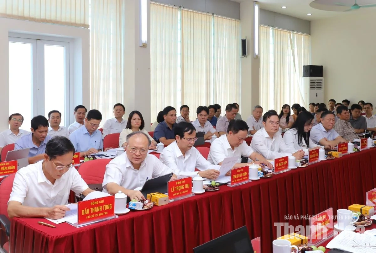 Chủ tịch UBND tỉnh Tô Anh Dũng làm việc với Sở Y tế