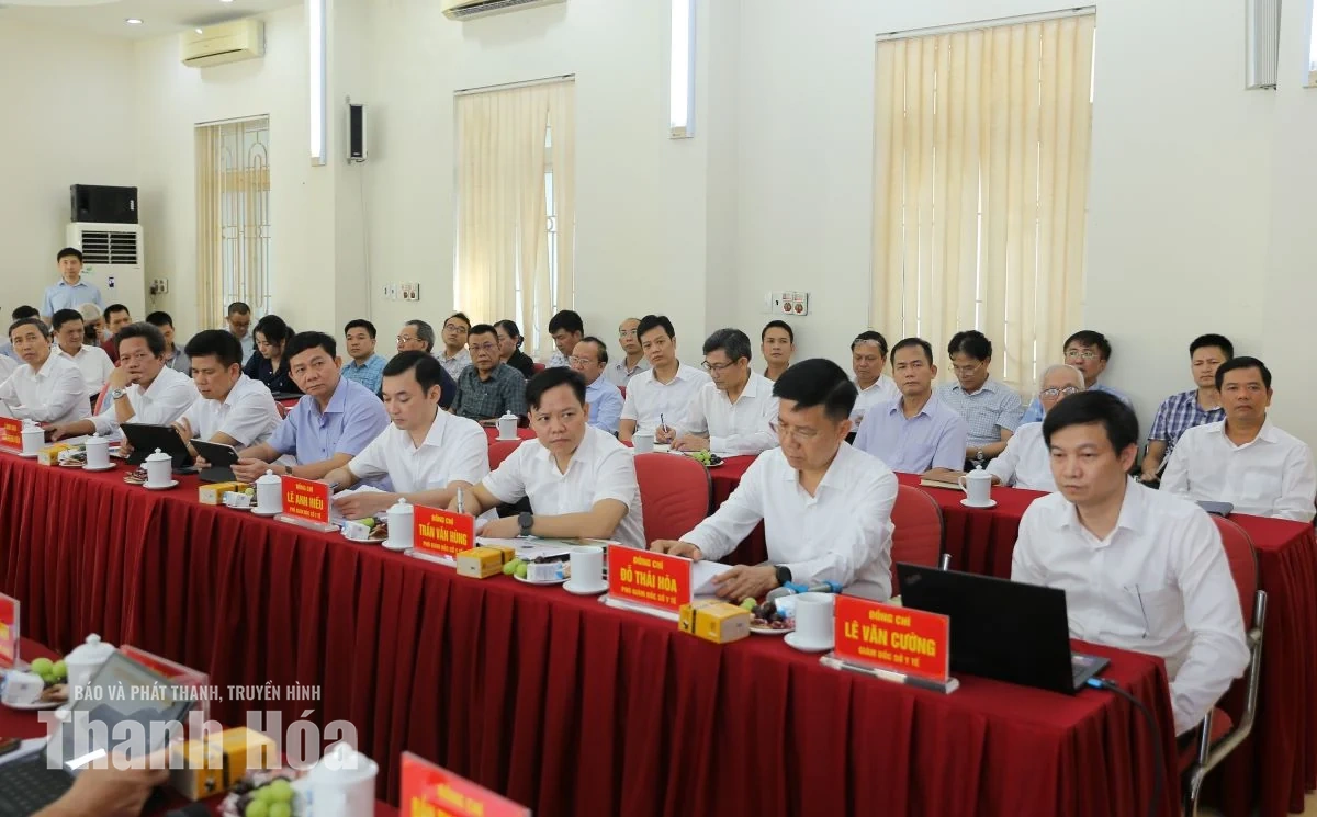 Chủ tịch UBND tỉnh Tô Anh Dũng làm việc với Sở Y tế