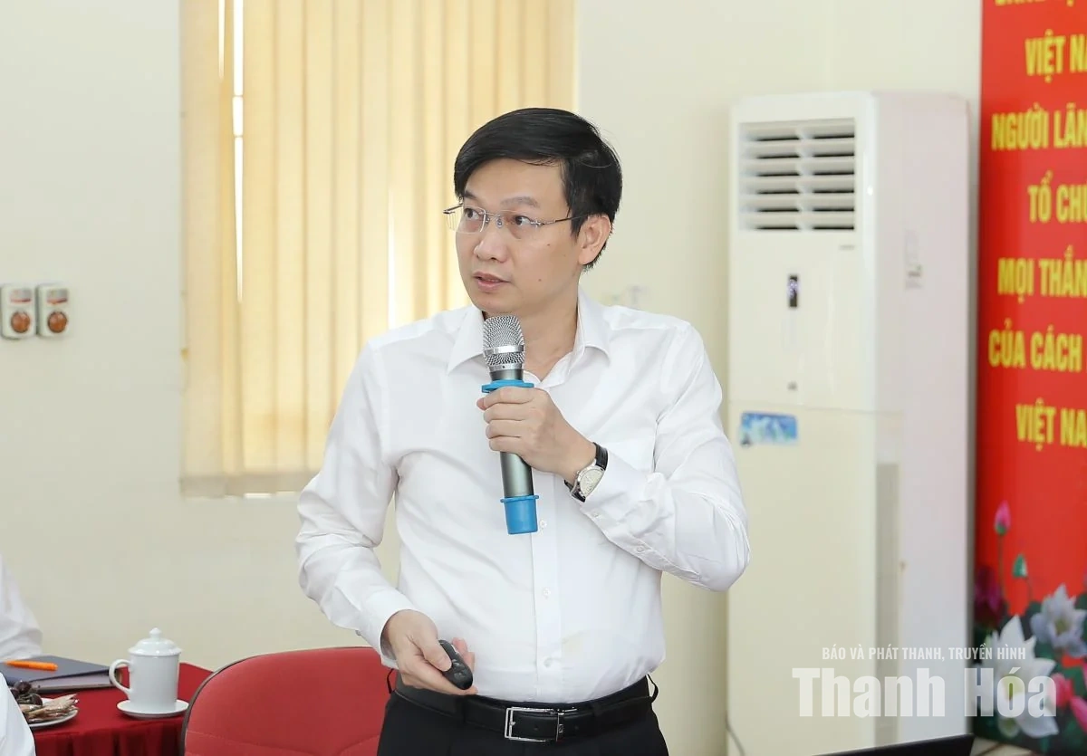 Chủ tịch UBND tỉnh Tô Anh Dũng làm việc với Sở Y tế