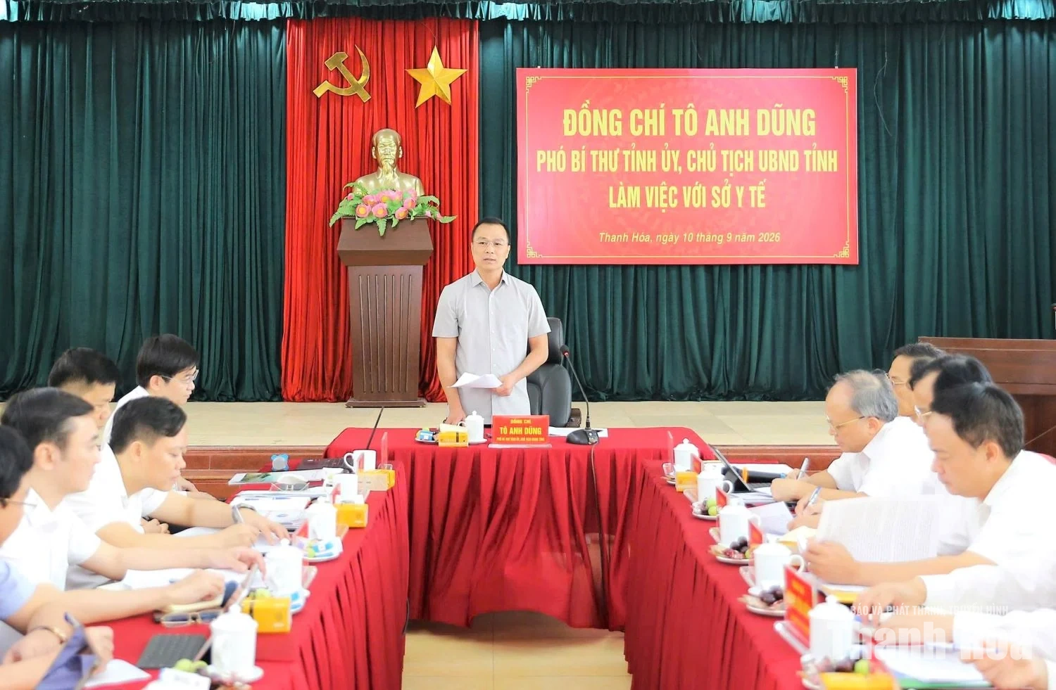 Chủ tịch UBND tỉnh Tô Anh Dũng làm việc với Sở Y tế