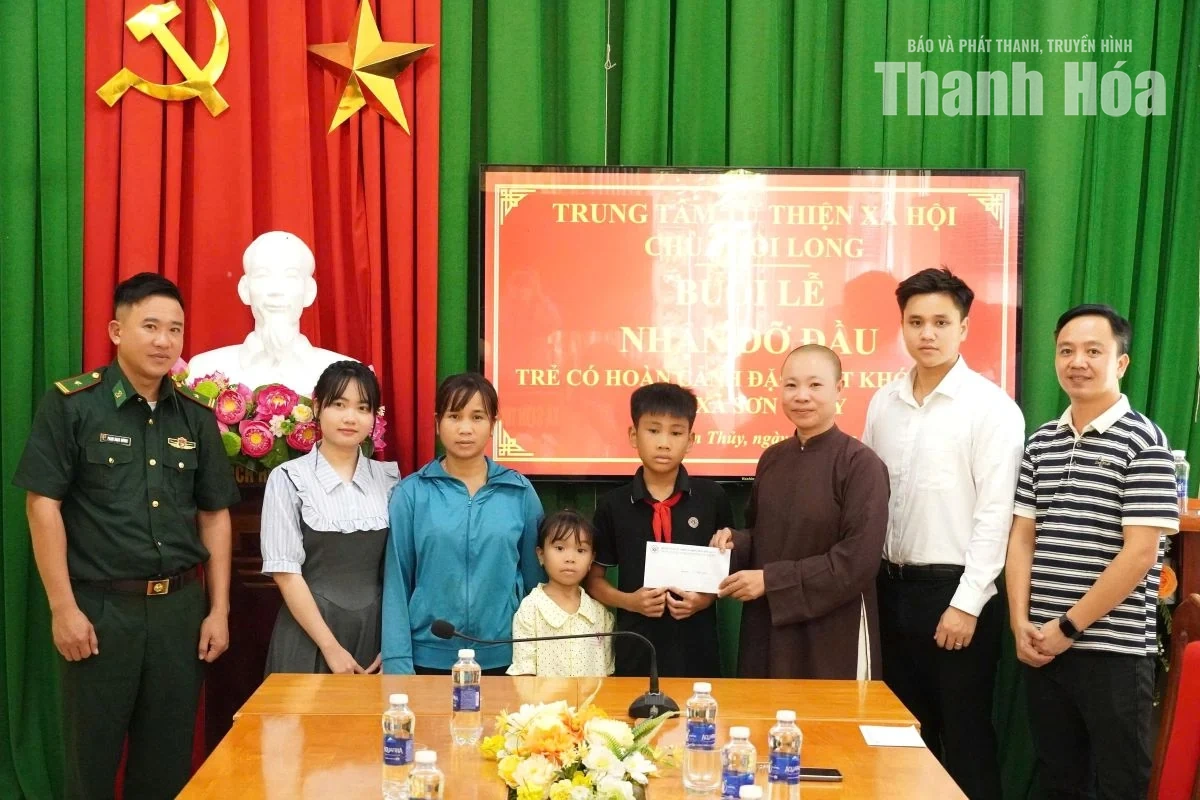 Trung tâm Từ thiện xã hội chùa Hồi Long nhận đỡ đầu học sinh nghèo sau thông tin của Báo điện tử Thanh Hóa