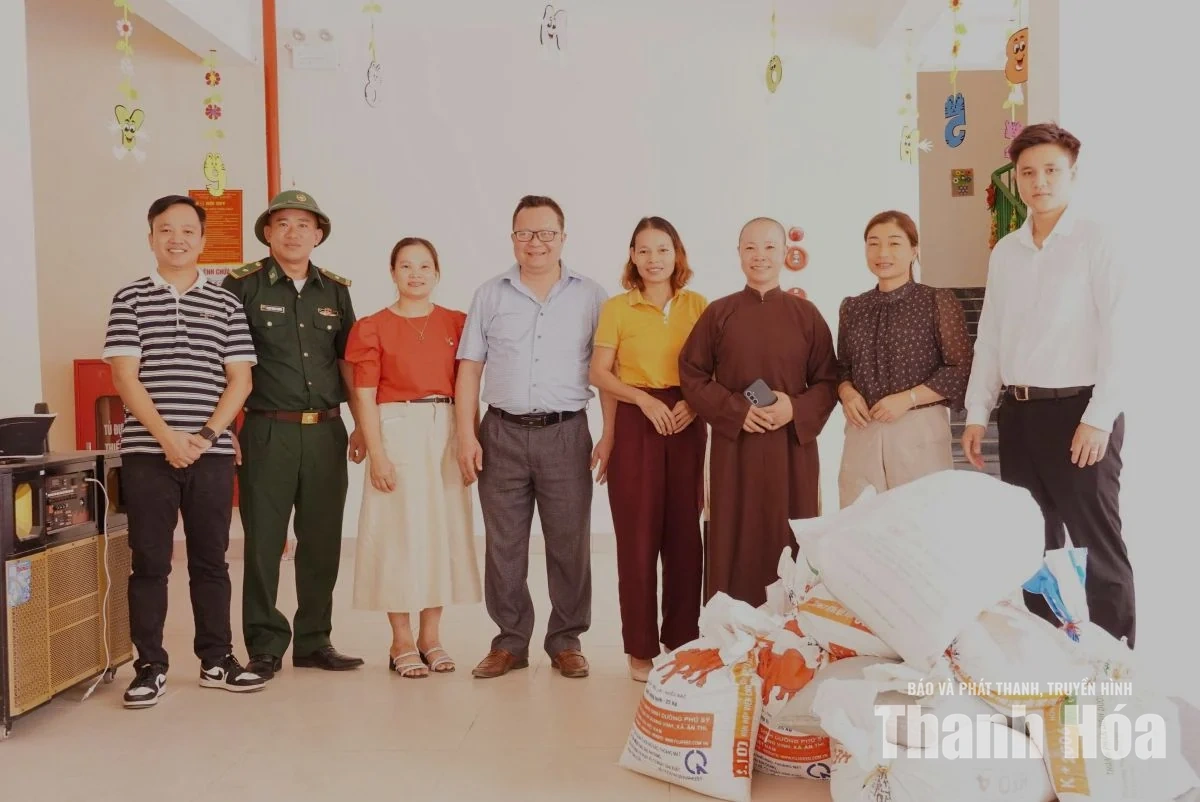 Trung tâm Từ thiện xã hội chùa Hồi Long nhận đỡ đầu học sinh nghèo sau thông tin của Báo điện tử Thanh Hóa