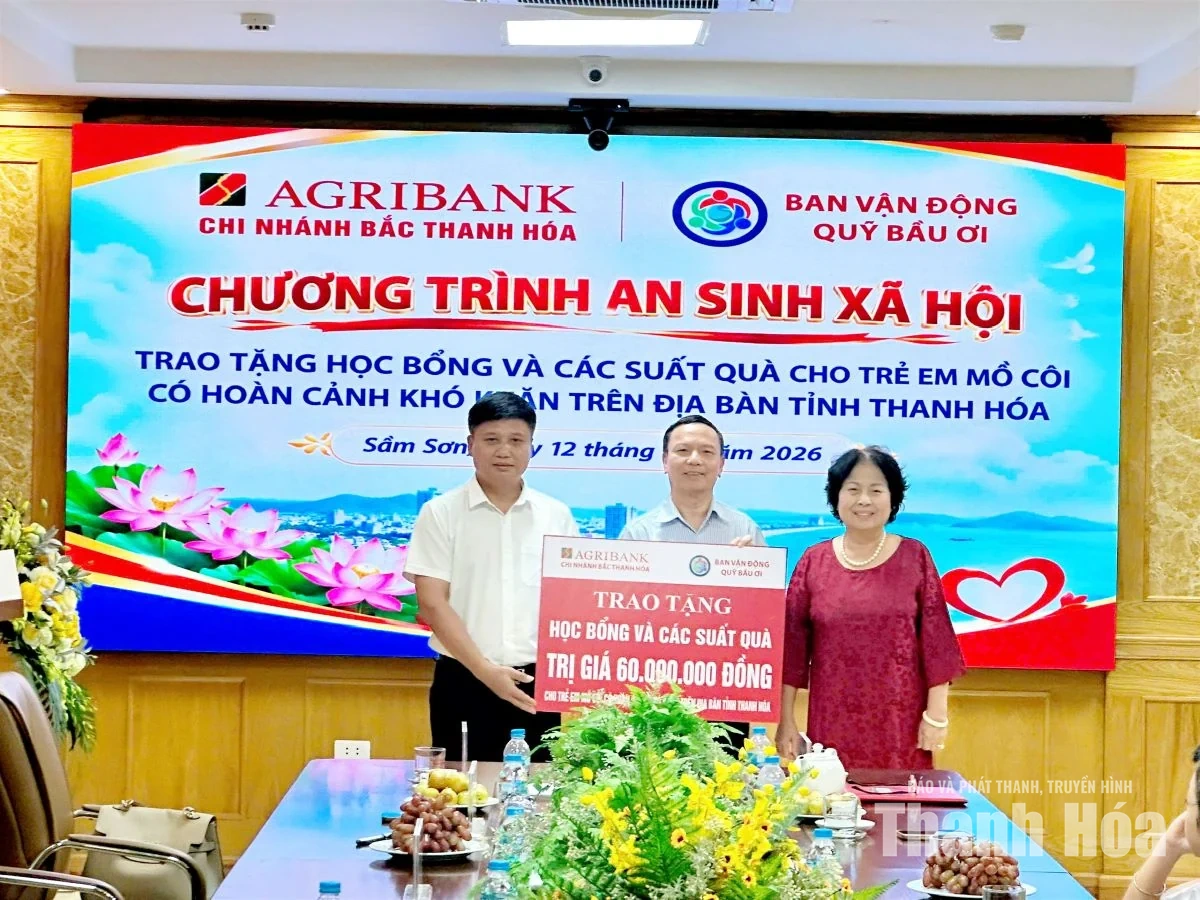 Trao học bổng - Gửi yêu thương cho trẻ em mồ côi