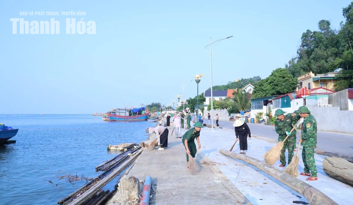 Gần 1.000 người ra quân vệ sinh môi trường ven biển Hoằng Tiến