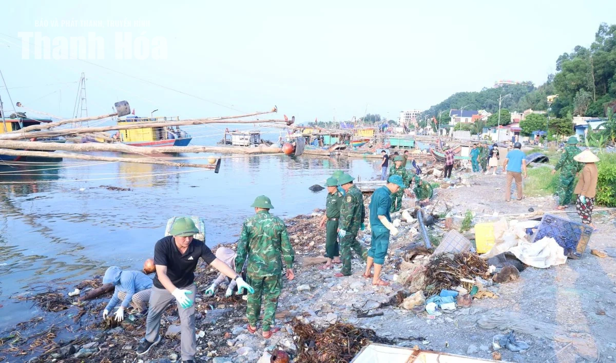Gần 1.000 người ra quân vệ sinh môi trường ven biển Hoằng Tiến
