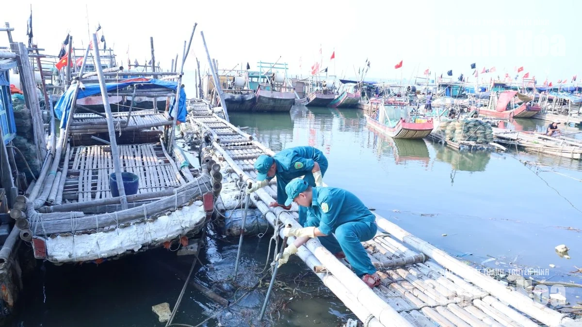 Gần 1.000 người ra quân vệ sinh môi trường ven biển Hoằng Tiến