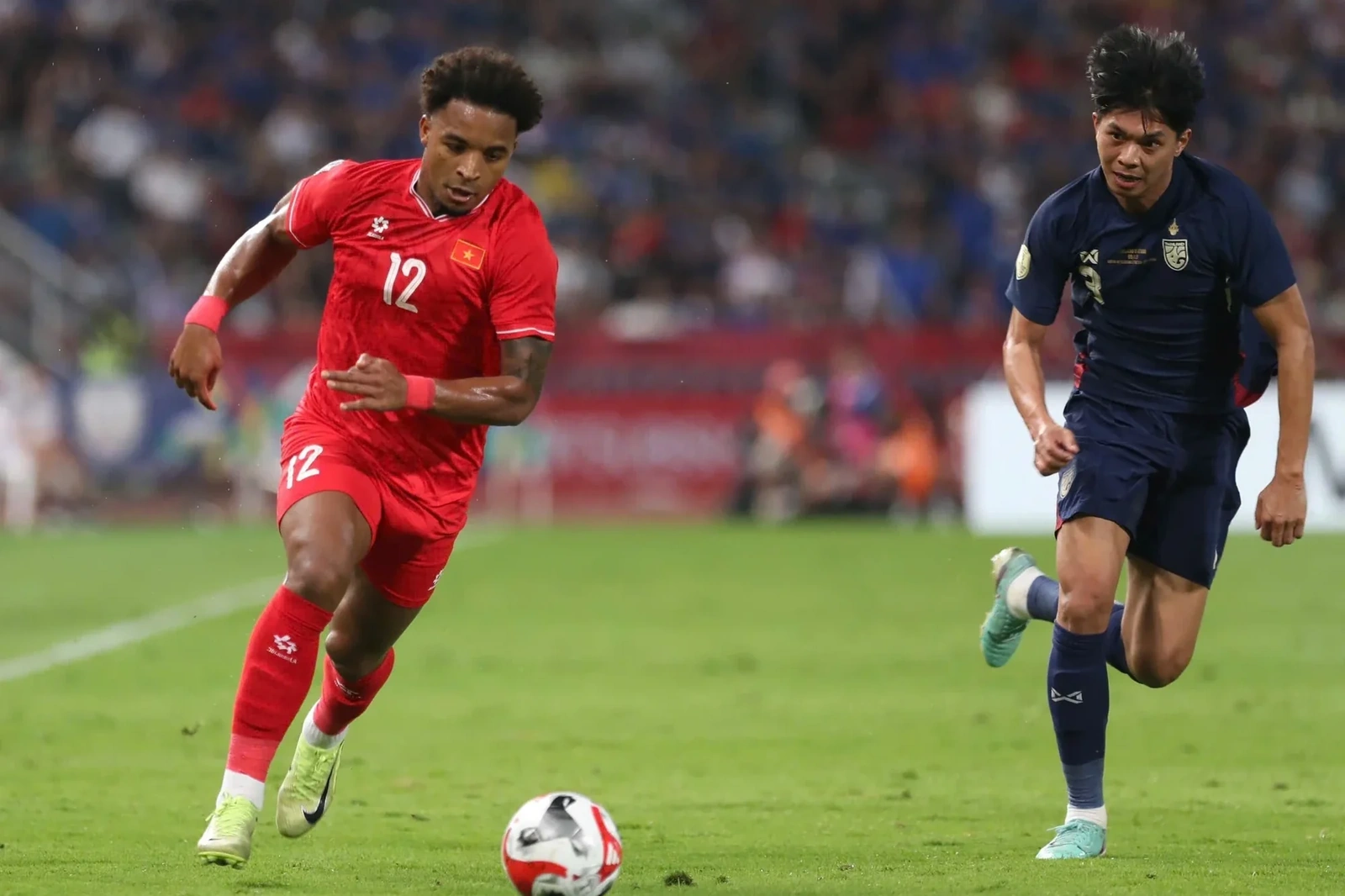 Tuyển Việt Nam và Thái Lan sứt mẻ lực lượng trước thềm FIFA ASEAN Cup 2026; Arsenal độc chiếm ngôi đầu Ngoại hạng Anh