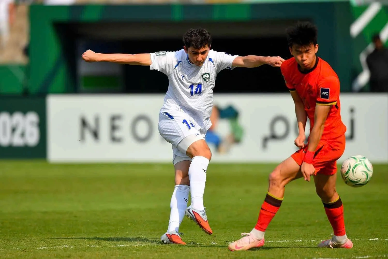 Văn Vĩ lỡ hẹn FIFA ASEAN Cup 2026 vì chấn thương; Lionel Messi và Cristiano Ronaldo đồng ý đá chung đội