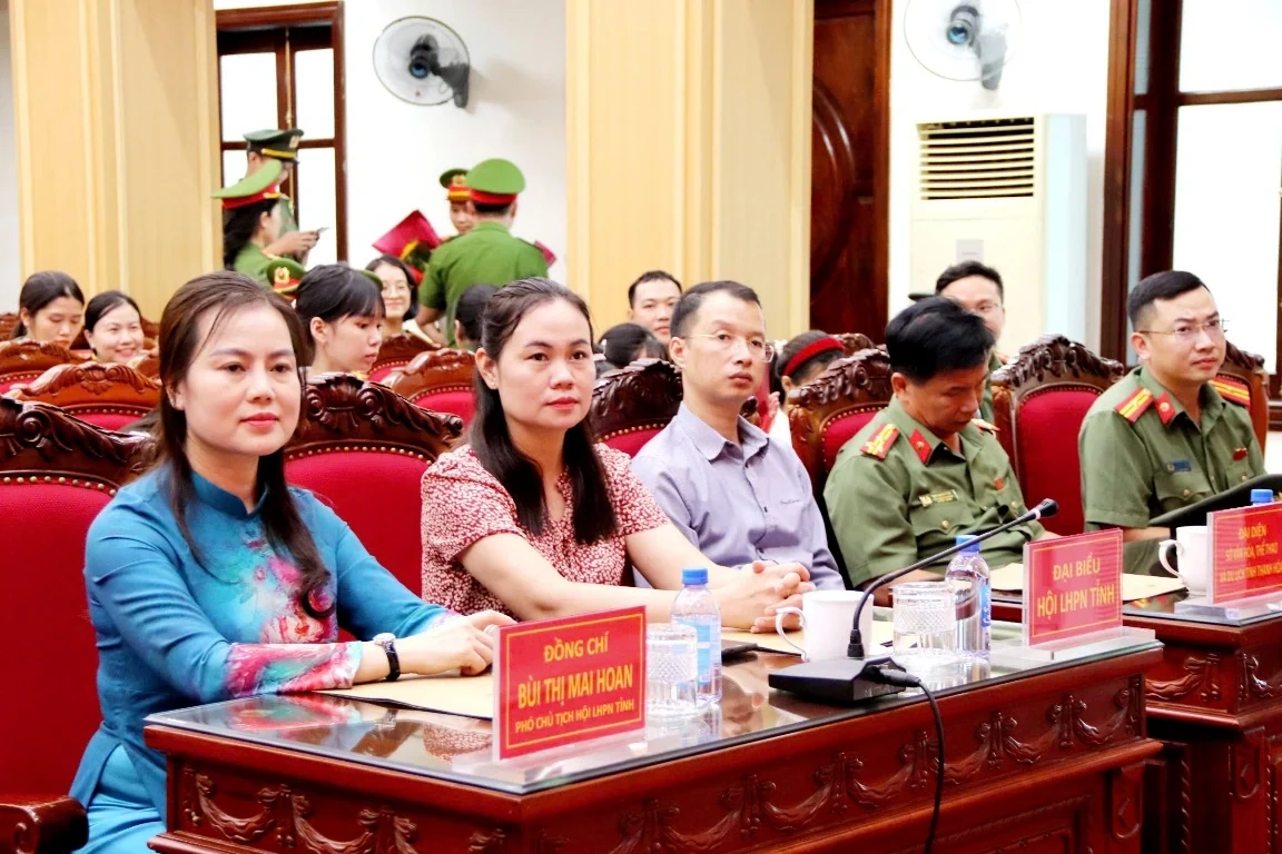 Trao giải các cuộc thi lan tỏa hình ảnh đẹp người chiến sĩ Công an