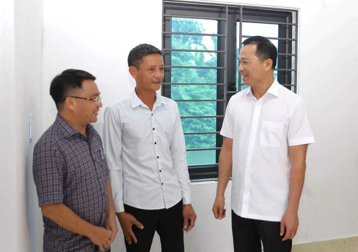 Chủ tịch UBND tỉnh Tô Anh Dũng trao kinh phí hỗ trợ và bàn giao nhà cho các gia đình chính sách