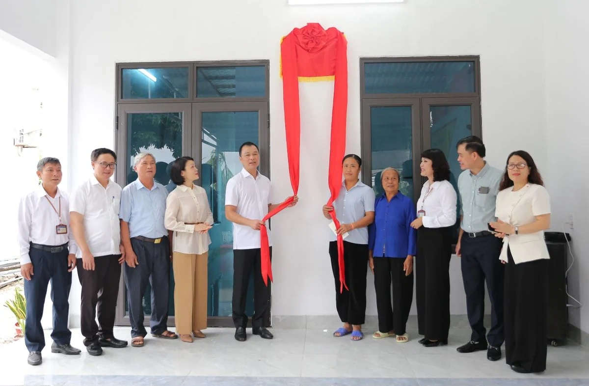 Chủ tịch UBND tỉnh Tô Anh Dũng trao kinh phí hỗ trợ và bàn giao nhà cho các gia đình chính sách